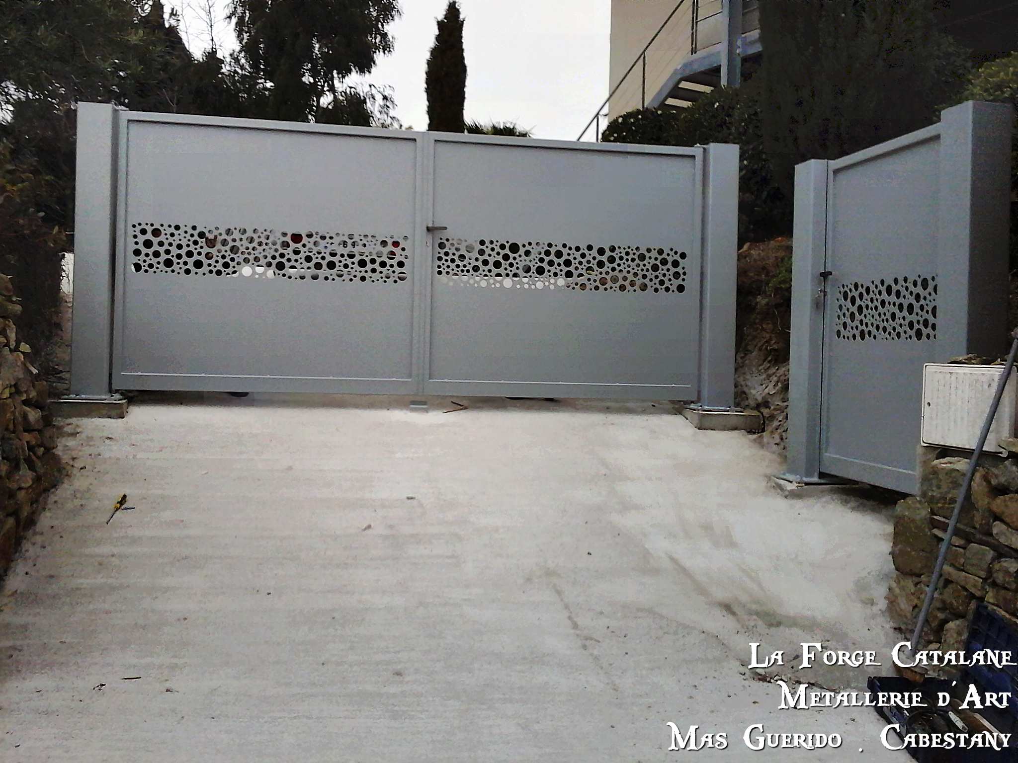 portail et portillon tole avec decoupe laser  thermolaquage gris forge catalane.jpg